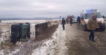 На Прикарпатті перекинувся автобус із людьми: є загиблий і багато поранених (відео)