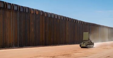 "Поджарит" рой БПЛА за секунды: наземный робот TRX получил микроволновое оружие (видео)