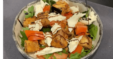 Вишукано і незвично: рецепт салату з хрусткими баклажанами