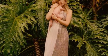 Сьюкі Вотергауз знялася з тримісячною донькою для обкладинки журналу (фото, відео)