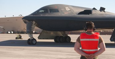 Туалет, мікрохвильовка і холодильник: чим обладнані унікальні бомбардувальники B-2 Spirit