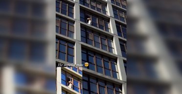 "Это очень страшно": блогерша стала свидетелем, как девушка хотела пригнуть из окна в Киеве (видео)