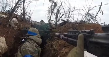 "Нам пощастило": двоє десантників майже в рукопашну захопили бліндаж із росіянами (відео)