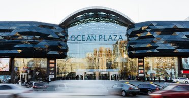 В Києві автомобіль влетів у торговий центр Ocean Plaza: що про це відомо (відео)