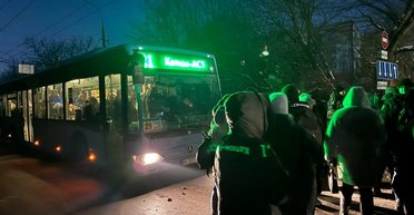 У Хмельницькому протести через "несправедливі" відключення: чоловік погрожував гранатою (фото)