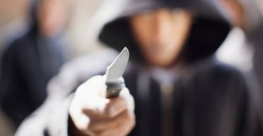 Ударили трижды: в Киеве военнослужащего ранили ножом, нападавший неизвестен, — полиция