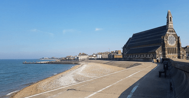 "Це пекельний острів": жителі британського "міста-привида" бояться виходити на вулицю (фото)