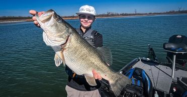 Школяр упіймав три великі риби за один день і побив відразу три рекорди (фото)