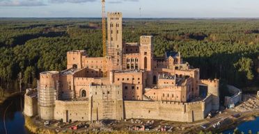 Посреди озера найден большой замок: никто не знает, что это на самом деле такое (фото)