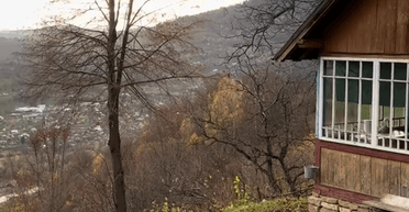 Украинцы живут в заброшенном доме в Карпатах: теперь им завидуют миллионы (фото)