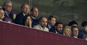 Поки Кейт хворіє: принц Вільям зі старшим сином сходив на футбол (фото)