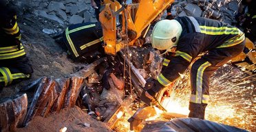 В порту Одессы обвалился склад, под обломками здания оказались люди: что известно (фото)