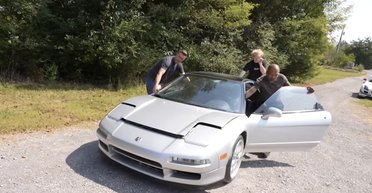 Легендарный японский суперкар 90-х простоял 8 лет на ковре в подвале (видео)