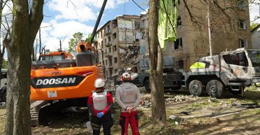 У п'ятиповерхівку в Києві було пряме влучання ракети: під завалами може бути військовий