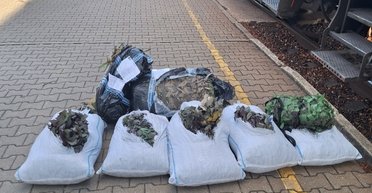 Россияне наплели маскировочных сеток для ВС РФ, а литовские таможенники передадут их ВСУ: подробности