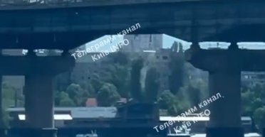 Стан мосту Патона викликає тривогу: під час проїзду техніки осипається каміння (відео)