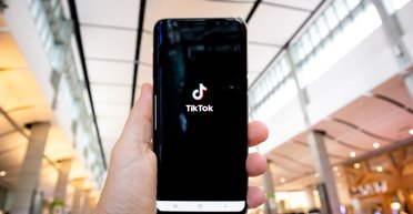Познайомилися в TikTok: українка перевела аферисту 300 тисяч гривень на переїзд до США