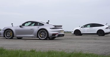 Porsche 911 і Tesla Model X порівняли в заїзді по прямій (відео)