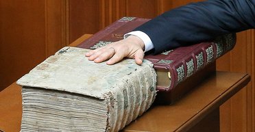 Конституционные игры. Кто в реальности не соблюдает Основной Закон