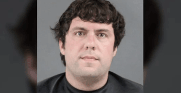 "Учитель года" преследовал 11-летнюю девочку в своем классе: написал 60 любовных писем