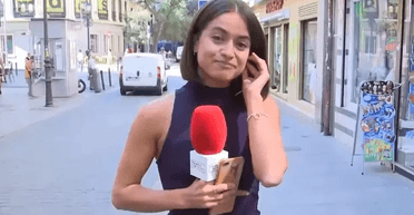 Близькість без дозволу: іспанця заарештували за дотик до журналістки в ефірі (відео)