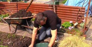 Чоловік знайшов загадкову споруду у своєму саду: що він побачив (фото)