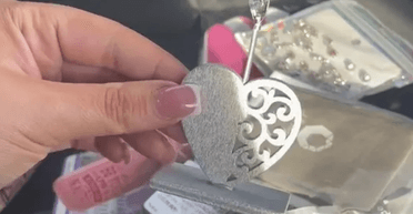 Женщина нашла на распродаже секретную коробку: там ее ждал сюрприз (фото)