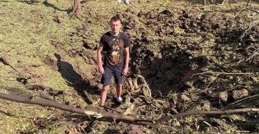 У людський зріст: очевидці показали наслідки прильоту КАБа на Харківщині (відео)