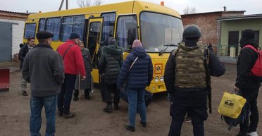У Сумській області війська РФ зайшли в прикордонне село і вивезли понад 50 жителів: що відомо