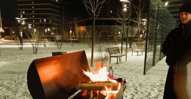 "Влаштували зимове паті": мешканці столичного ЖК грілись танцями під час блекауту (відео)