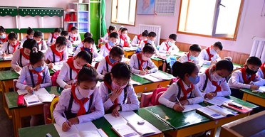 "Носили 25-килограммовые мешки": беженка из КНДР рассказала правду о северокорейских школах