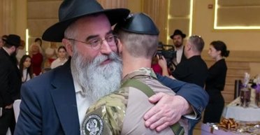 Паралізований боєць ЗСУ єврейського походження відкрив навчальний рік у школі в Одесі (фото)