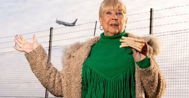 79-річну бабусю "викинули" з літака за відмову їсти бутерброд за 470 грн (фото)