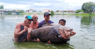 "Я був приголомшений": чоловік упіймав рекордного 114-кілограмового коропа на вудку (фото)