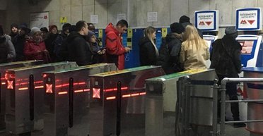 У метро Києва чоловік проводив людей через турнікети за гроші: як його покарав суд