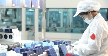 Перша у світі сонячна панель видобуває енергію від дощу та снігу: чому підійде не всім