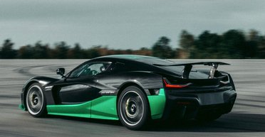 Свыше 270 км/ч задним ходом: хорватский электромобиль установил необычный рекорд (видео)