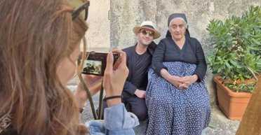 Живое сокровище: 94-летняя итальянка стала приманкой для туристов (фото)