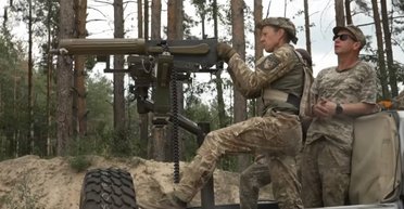 "Никто не рожден для войны: "боевые ведьмы" встали на защиту неба в Киевской области (видео)