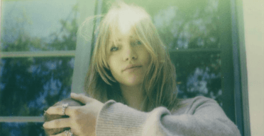 Молодого батька Роберта Паттінсона помітили на прогулянці з родиною (фото)