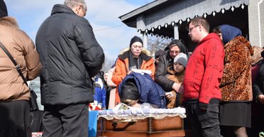 На Ривненщине в последний путь провели бойца ВСУ: без отца остались четверо детей (фото)