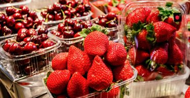 Клубничный сезон. Хватит ли украинцам своего урожая и какой прогноз для черешни