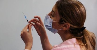 Семь вакцинаций на неделе. Почему вместо первых прививок министр Степанов провел брифинг