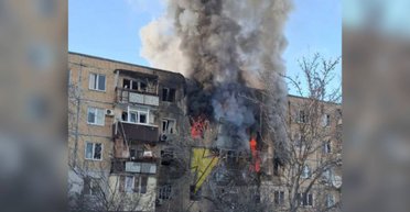 ЗС РФ вдарили по багатоповерхівці у Харкові: палає квартира, усі подробиці (фото)