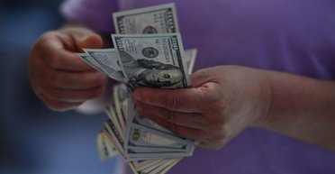 Доллар теряет, евро набирает обороты. Что с валютой в апреле и как может измениться курс гривны