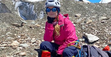 Російська альпіністка, яку кинули помирати в горах, загинула, — ЗМІ