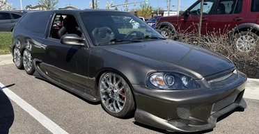 Шесть колес и пневмоподвеска: как выглядит самая необычная Honda Civic (фото)