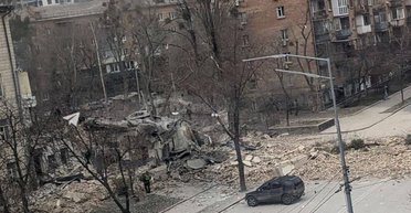 В КГВА показали воронку после обстрела Киева: пострадали две беременные женщины (фото)