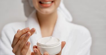Не только летом. Дерматологи объяснили, почему осенью нужно наносить солнцезащитный крем
