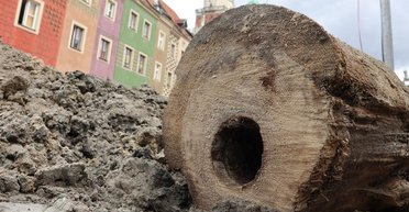 Под Старой рыночной площадью в Познани нашли загадочную комнату и деревянные трубы (фото)